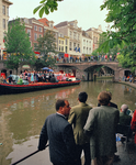 840366 Afbeelding van een zangkoor dat zingt op een 'muziekboot' op de Oudegracht tussen de Bezembrug (achtergrond) en ...